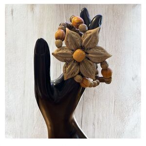 Women's - Vintage Hawaiian Nut Seed Flower Bracelet